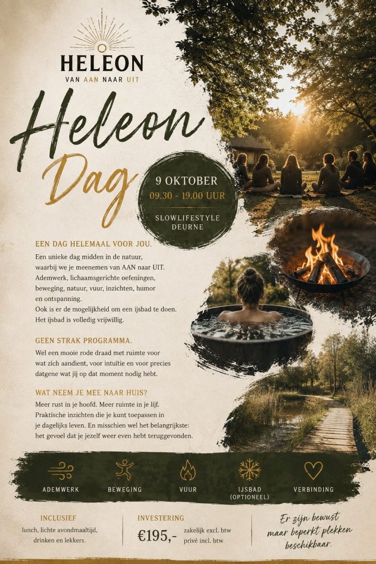 Interieur met comfortabele zithoeken, slaapkamers en een tuin met bloemen, sfeervol ingericht voor een retraite.